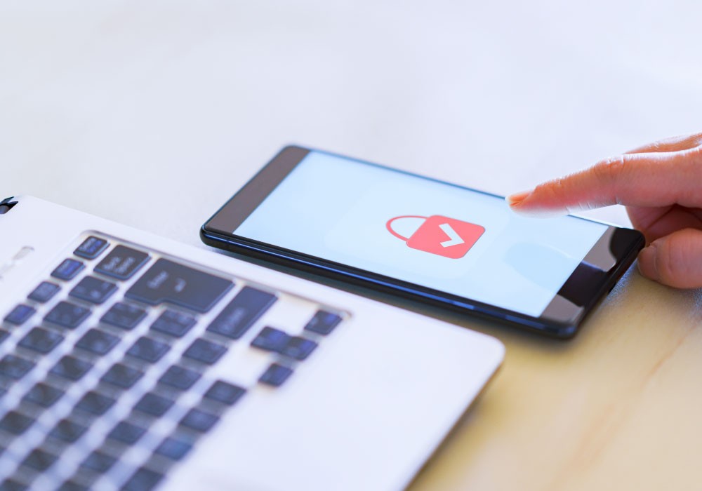 オフィスでBYODスマホを利用するビジネスマンのイメージ