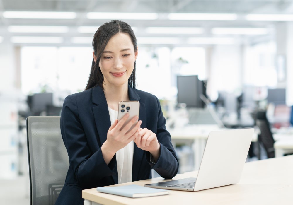 会社契約のスマホを利用しているビジネスウーマン