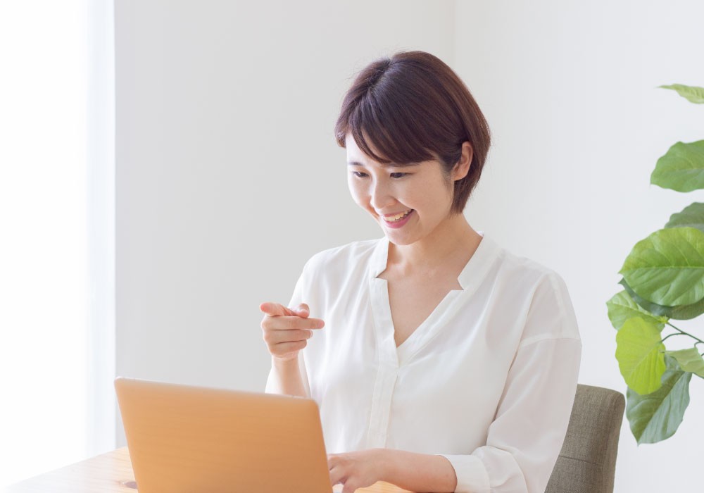 PCのIPアドレスを確認する女性
