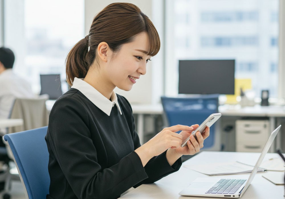 スマホでAIに相談しているビジネスウーマン