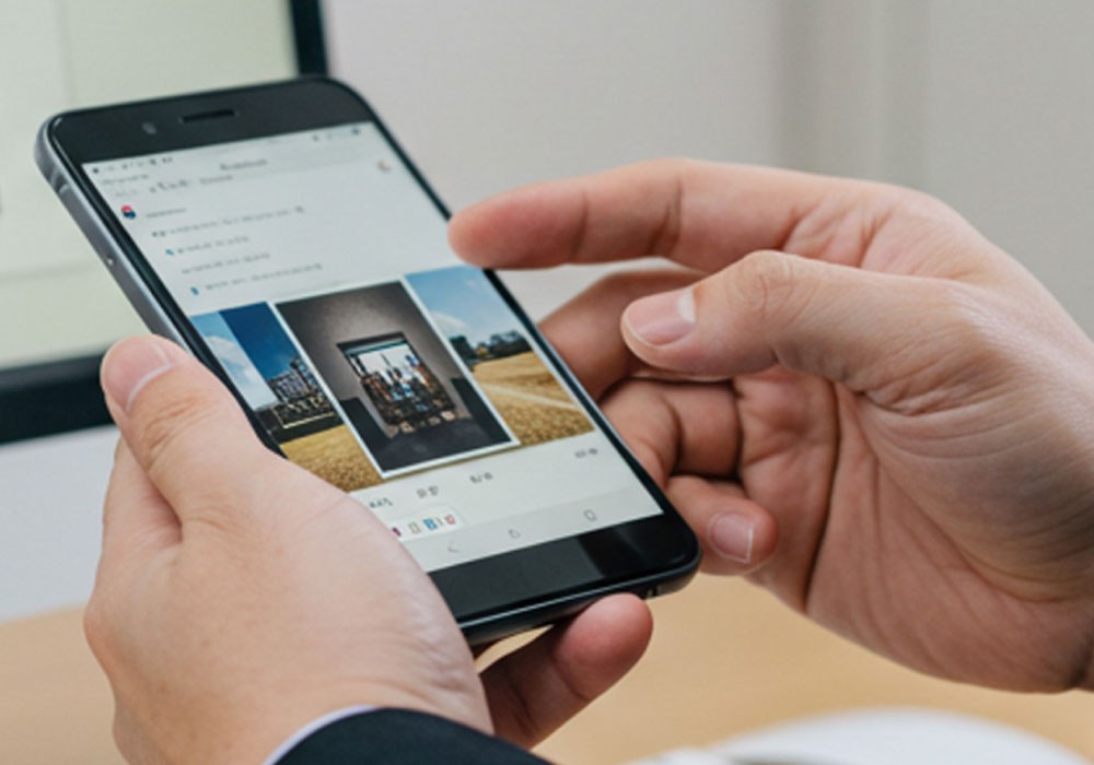 オフィスにてスマホで検索しているビジネスマン