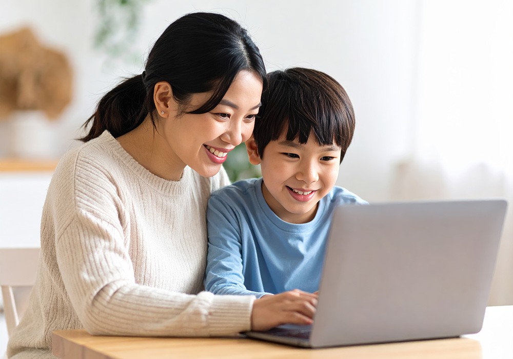PCを使ってAIで自由研究に取り組む親子
