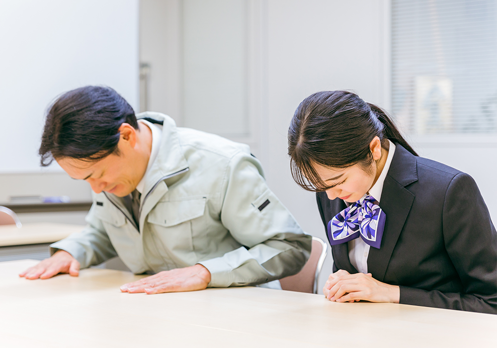 上長と謝罪するスタッフ