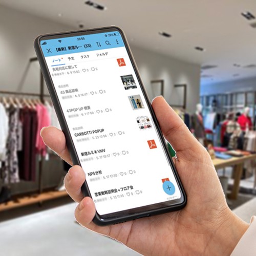 店舗内でスマホを確認、LINEのノート機能などを活用している
