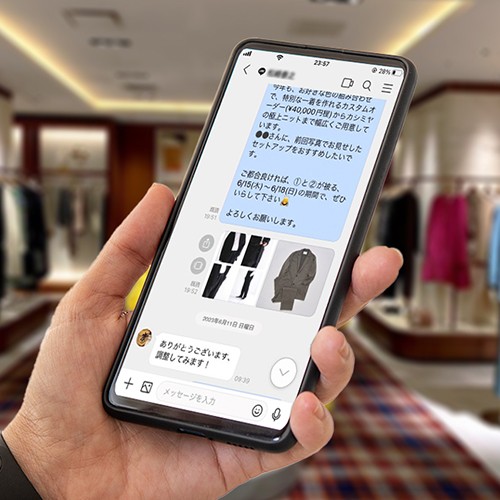 店舗内でスマホを確認、販売促進のためお客さまへ個別にLINEを送っている