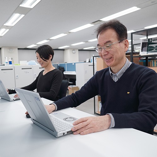 佐藤様と岡本様が笑顔でパソコンを操作している