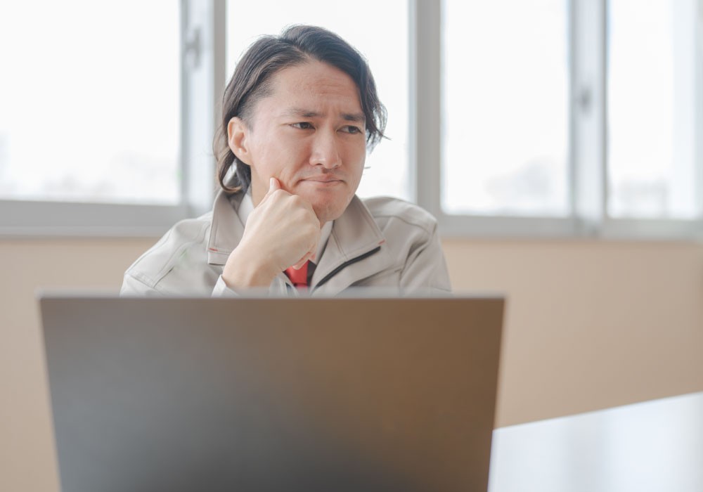 課題に悩む担当者のイメージ画像