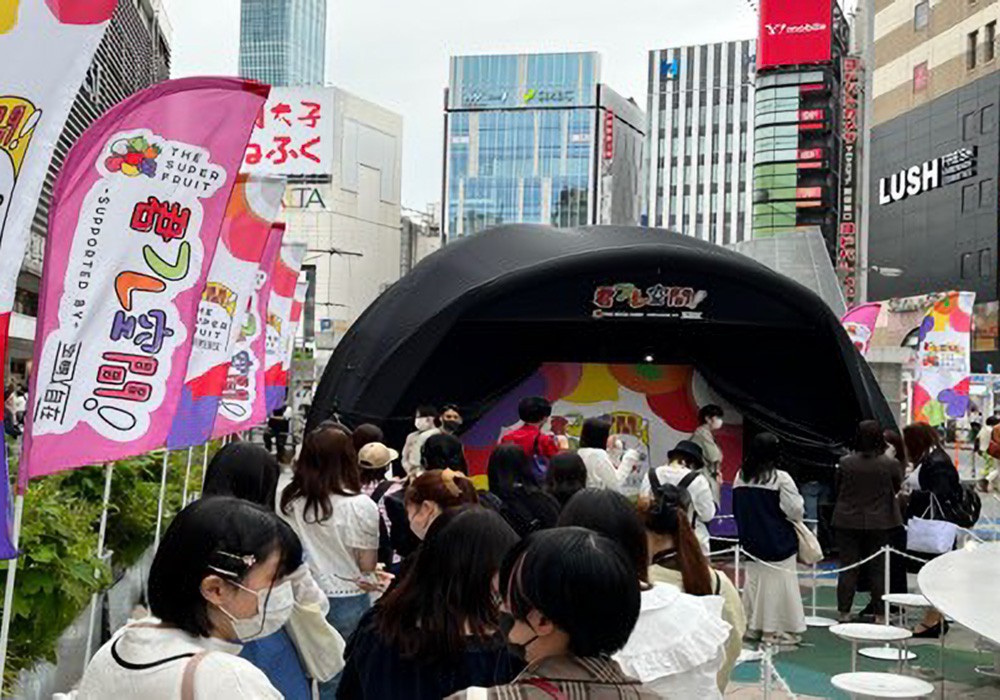 新宿駅東口駅前広場でのイベント風景