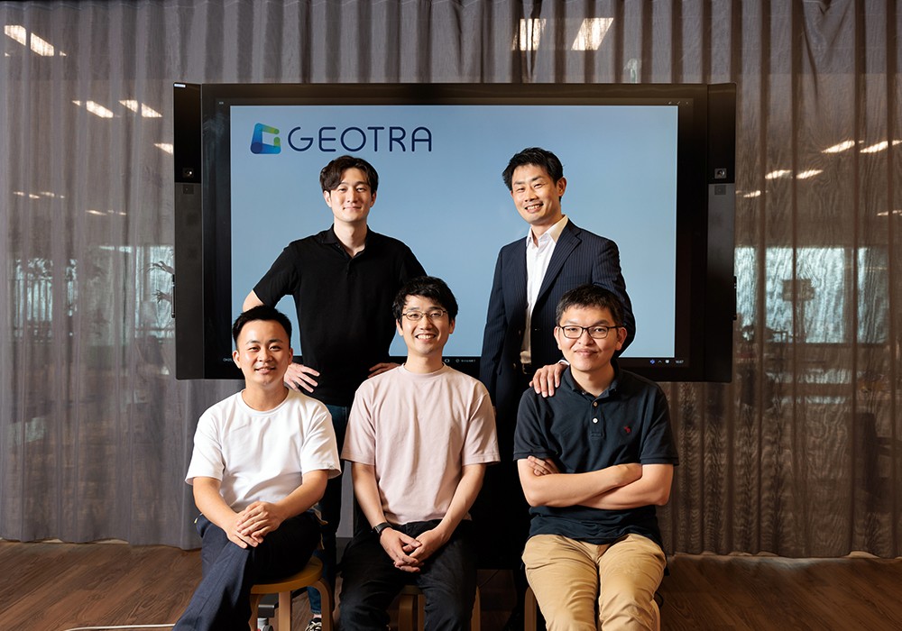 GEOTRAのコアメンバー一同 二列目左 : 陣内様、同右 : 鈴木氏、一列目左：小島様、同中央 : 森山氏、同右 : 若井氏