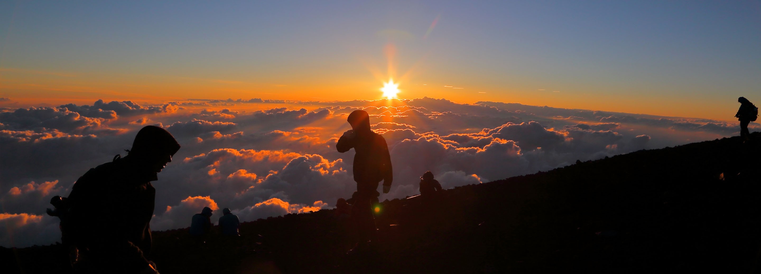 富士登山の安全性や利便性を高めるために、登山者数の「見える化」を検証