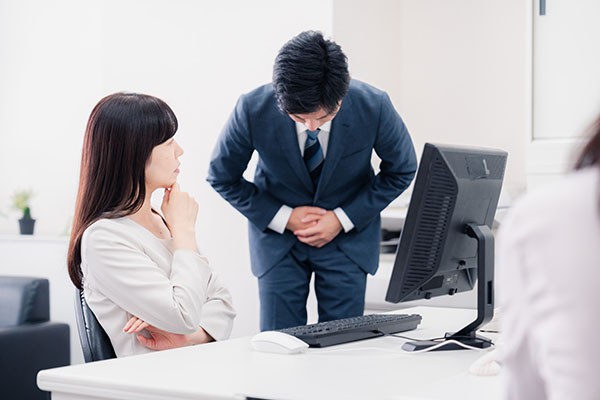 社内で怒られるビジネスマン