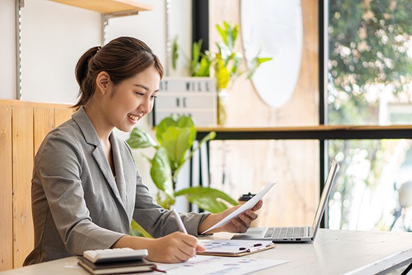 会社で管理業務をする女性