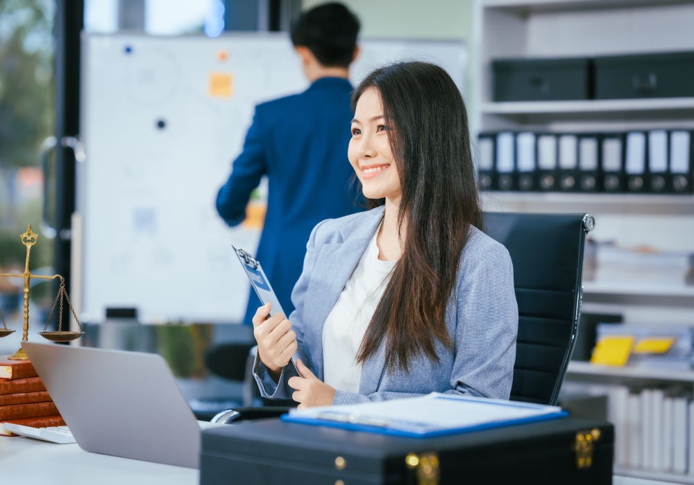 迷いを捨てオフィスで会社スマホの導入を決めたビジネスウーマン