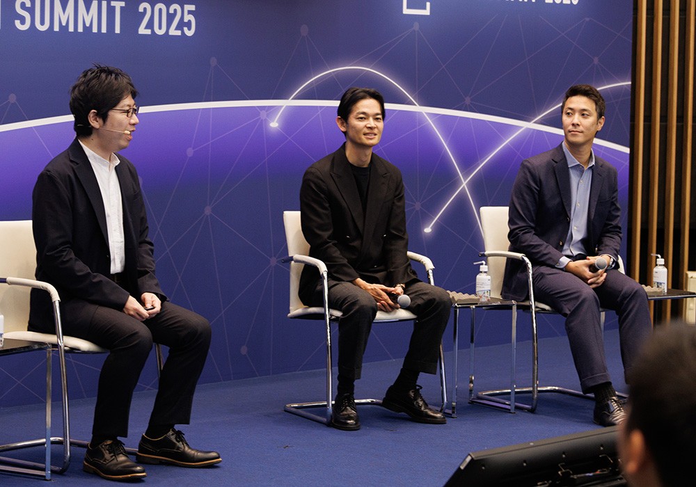 座りながらトークセッションを行う3名（左から浅川、横山氏、曽根岡氏）