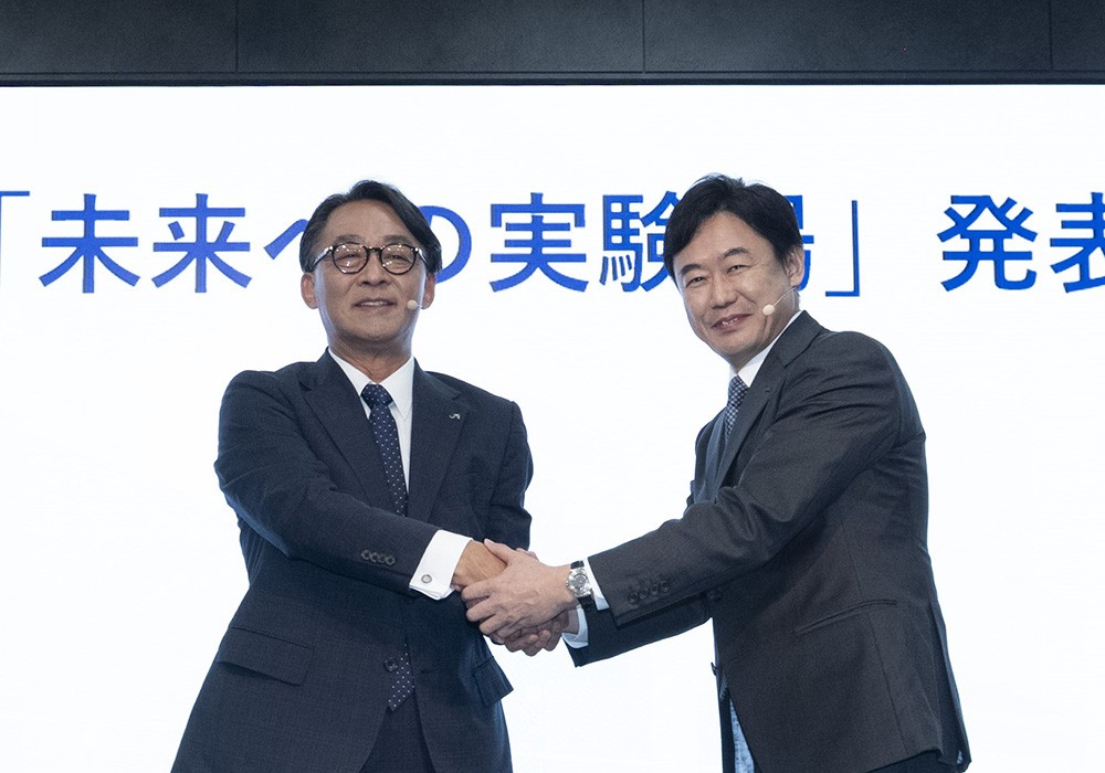 松田さんと喜㔟さんが握手している様子