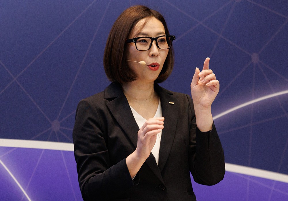 AIグラスを装着して説明する小坂