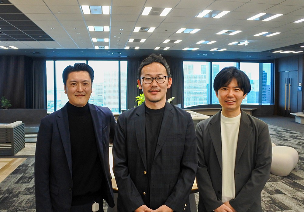 手塚 (左) と松本 (中央) と吉田 (右) の写真