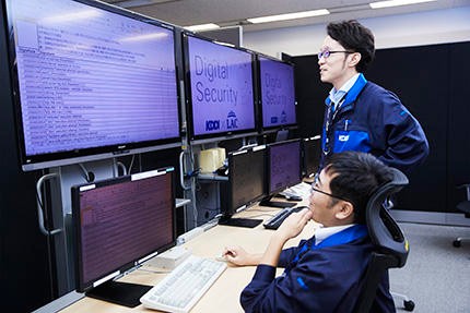 KDDI デジタルセキュリティの現場では、セキュリティの専門家が最新の情報を共有しながら、24時間365日の運用監視やインシデント対応を行っている
