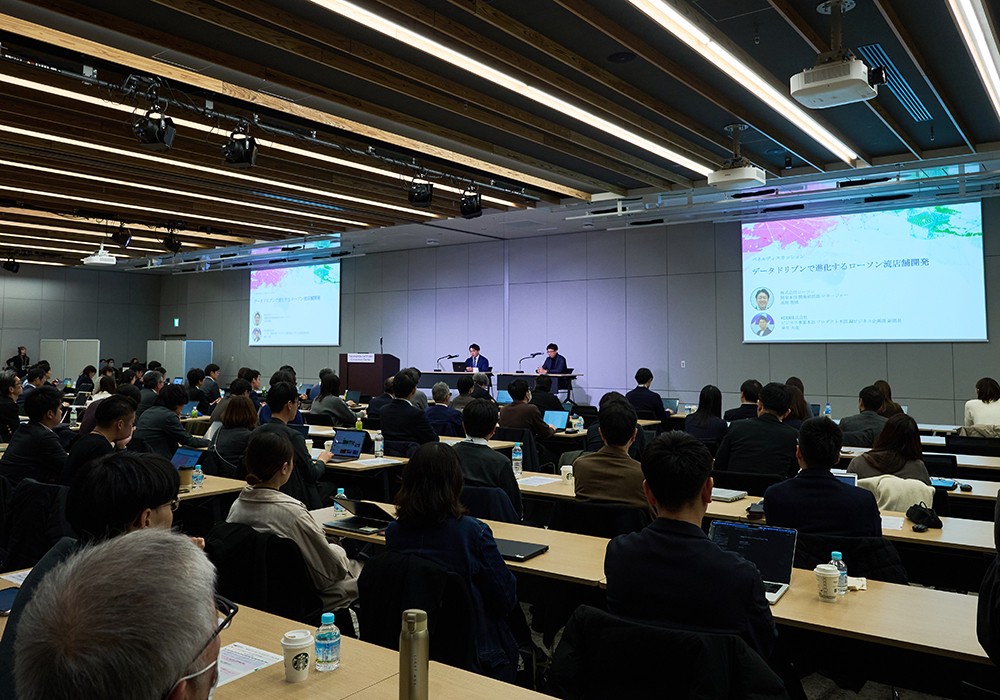 髙野 智慎 様と麻生 大亮が登壇し、パネルセッション形式で講演している様子