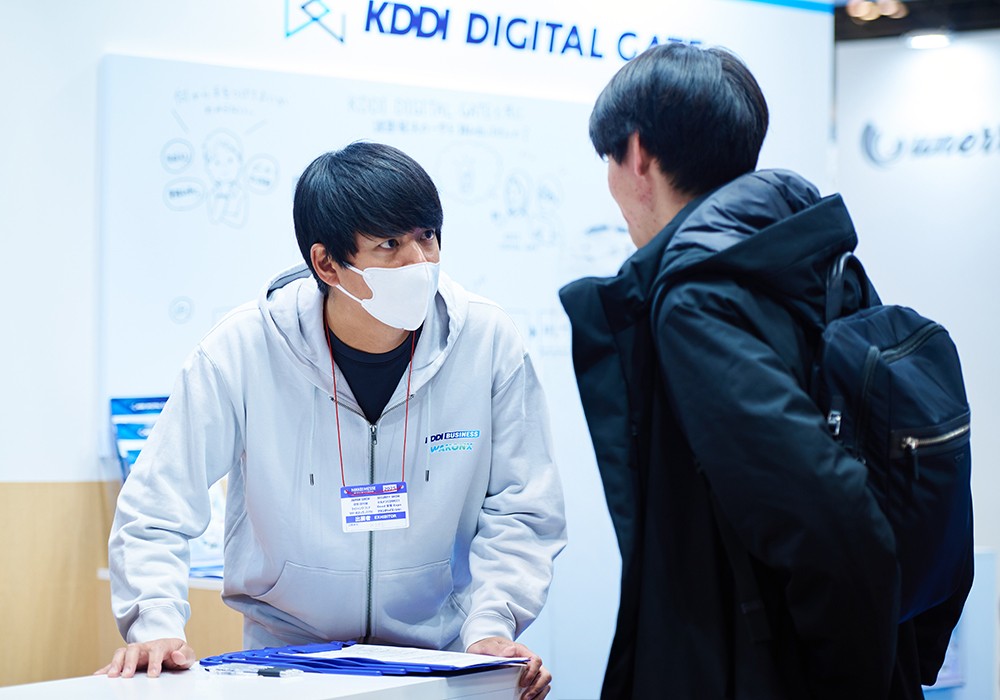「KDDI DIGITAL GATE」ブースの説明員と来場者