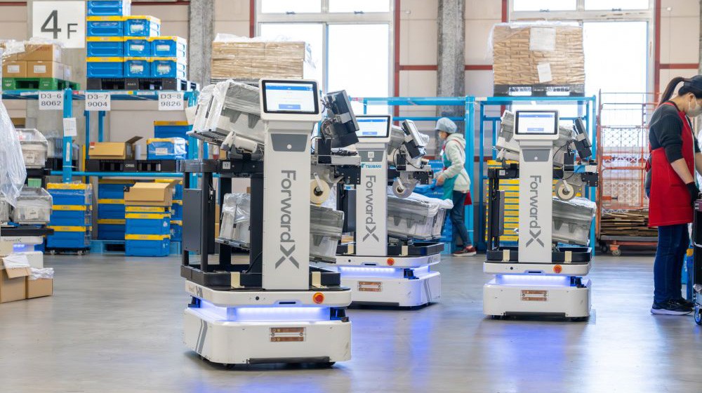 AMR (20台) による、BtoBの出荷ライン。