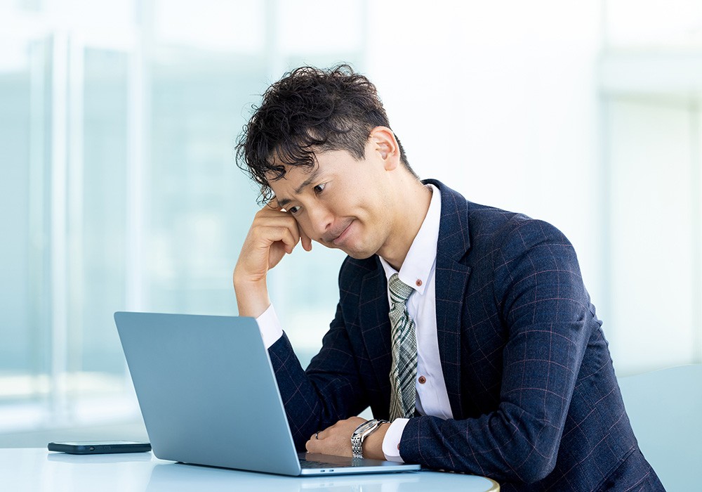 Excel関数の複雑さに悩むビジネスパーソン