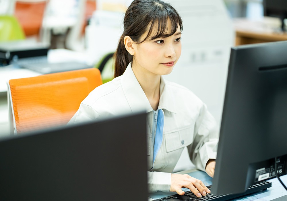 新しいExcel関数を用いて作業を行うビジネスパーソン