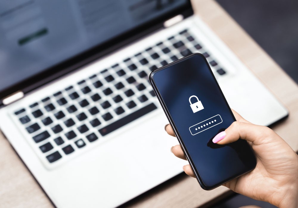 MDM (Mobile Device Management) でスマホとノートPCを管理するイメージ