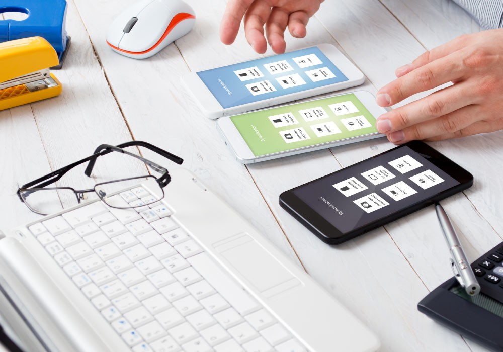 スマホを一元管理して初期設定しているビジネスマン