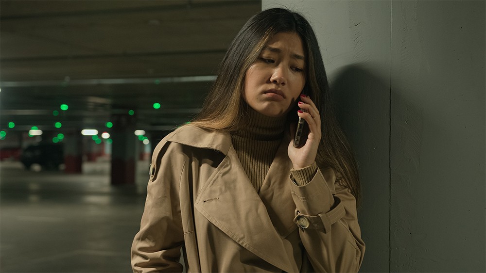 地下街でスマホがつながらず困っている人のイメージ画像