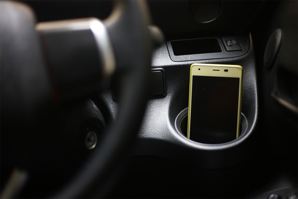 スマホを車内に置き忘れた人のイメージ画像