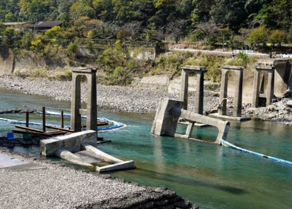 氾濫後の河川の画像