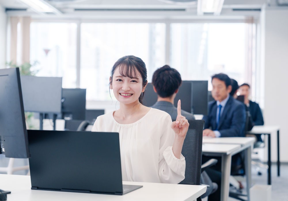 業務効率化が実現された会社で働く女性社員のイメージ