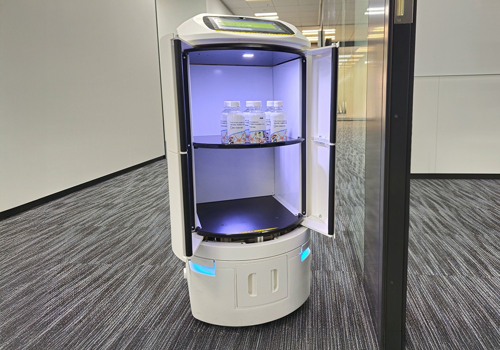 会議室へ水を配送するロボットの画像。