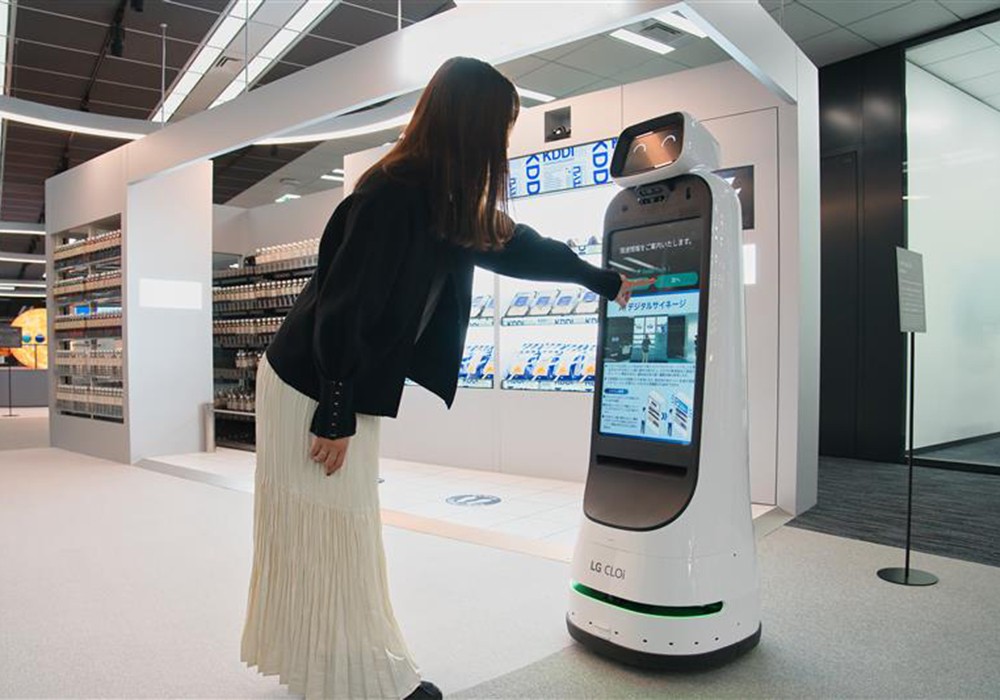 展示エリアをガイドするロボットの画像。