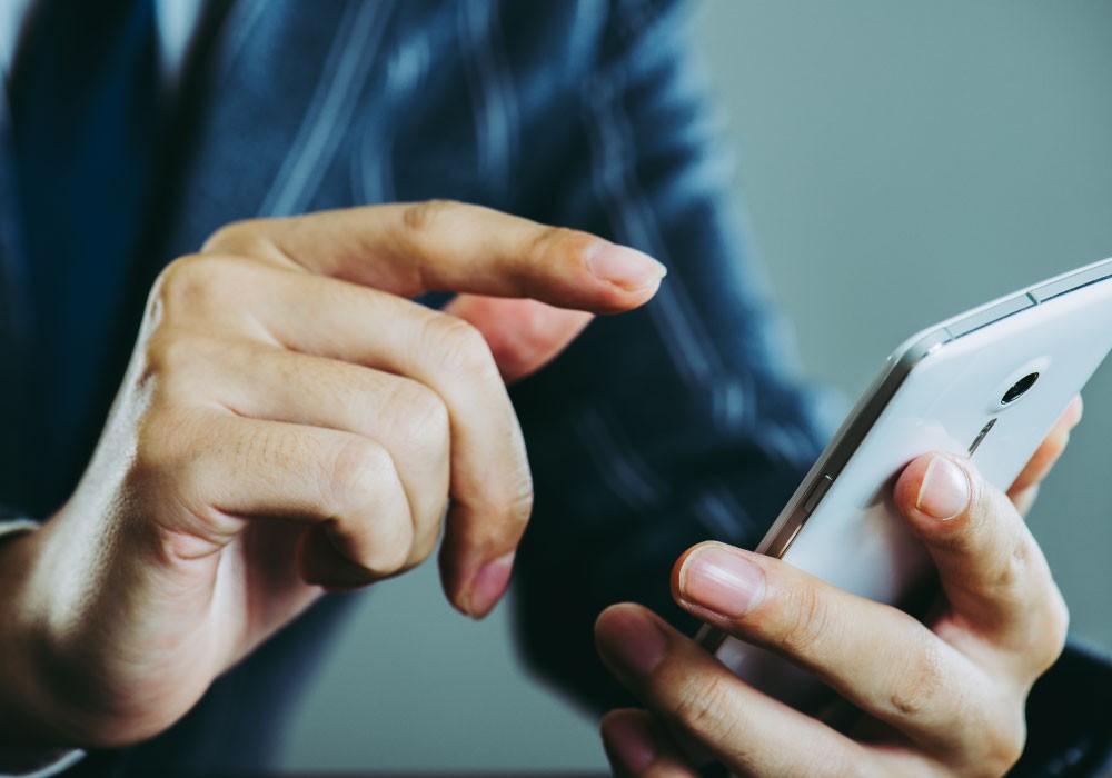 オフィスでシャドーITとしてスマホを利用するビジネスパーソン