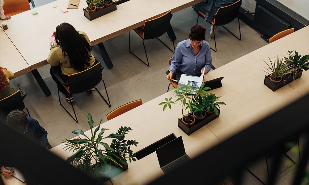 自律的に働く場所を選ぶ新しい働き方のイメージ画像