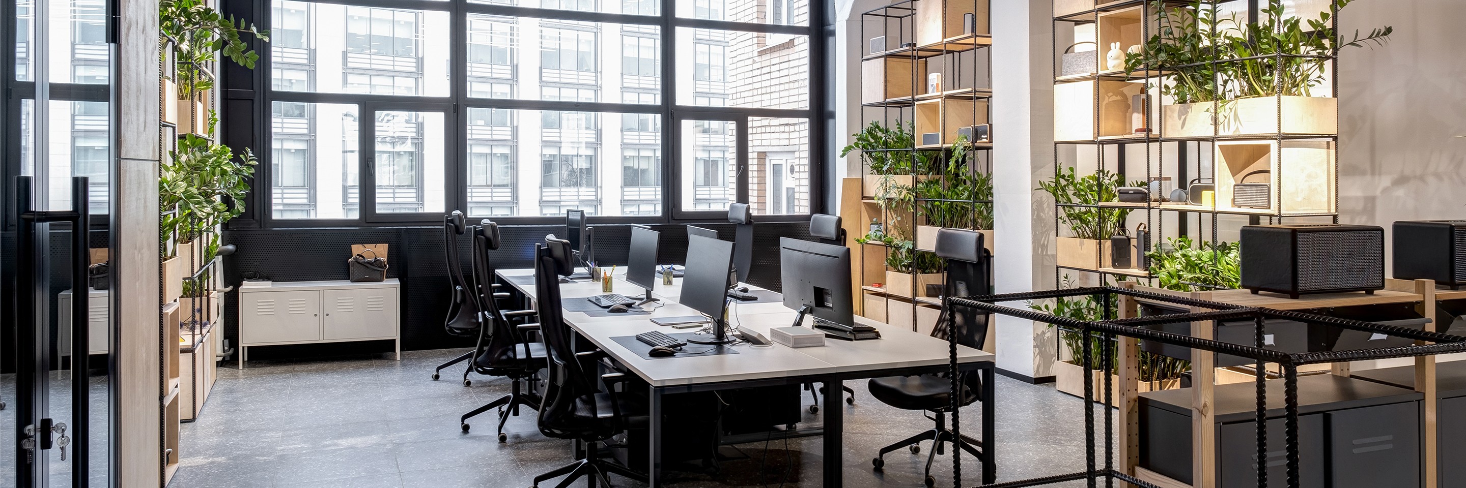 オフィスレイアウトの考え方とおしゃれに作るポイント、規模別事例を紹介