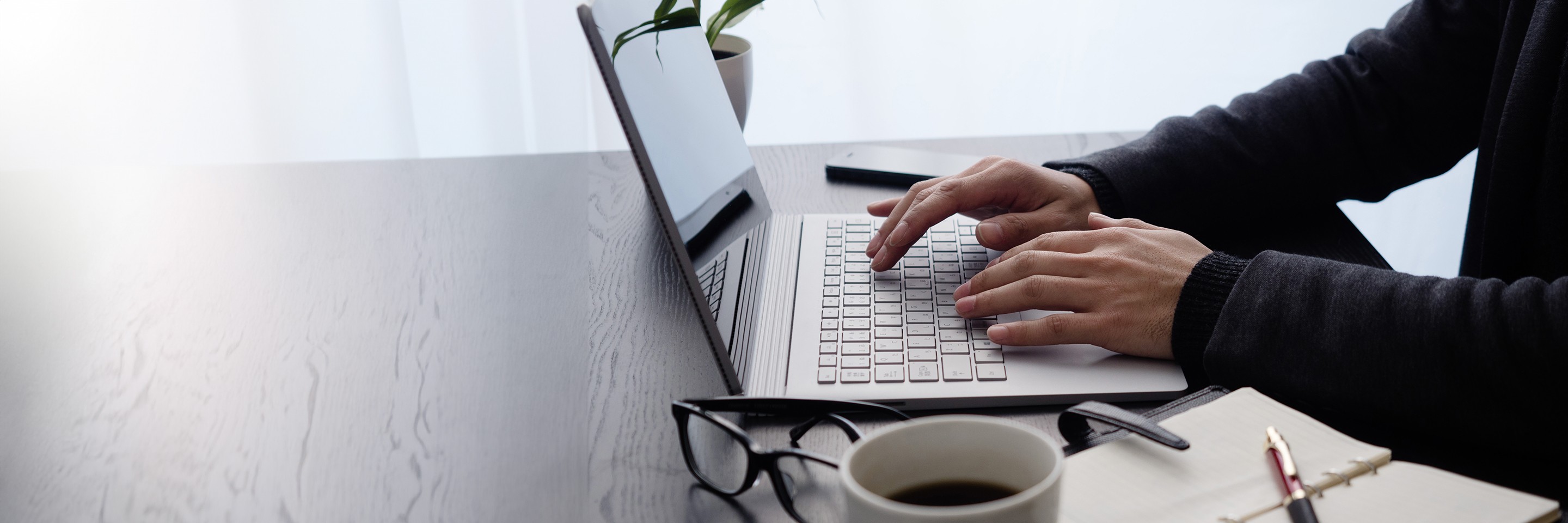 リモートワークとは？テレワークとの違いや導入メリット・デメリットを解説