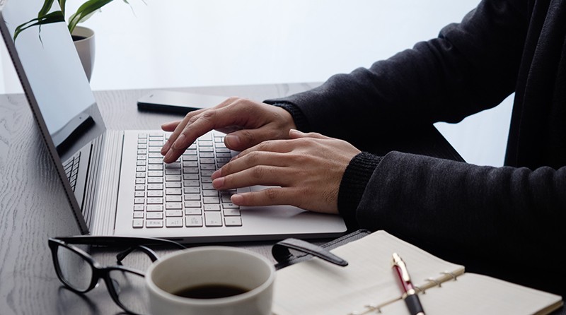 リモートワークとは？テレワークとの違いや導入メリット・デメリットを解説